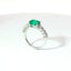 Anello in oro bianco con smeraldo Lab-Grown taglio ovale e diamanti Lab-Grown taglio brillante.