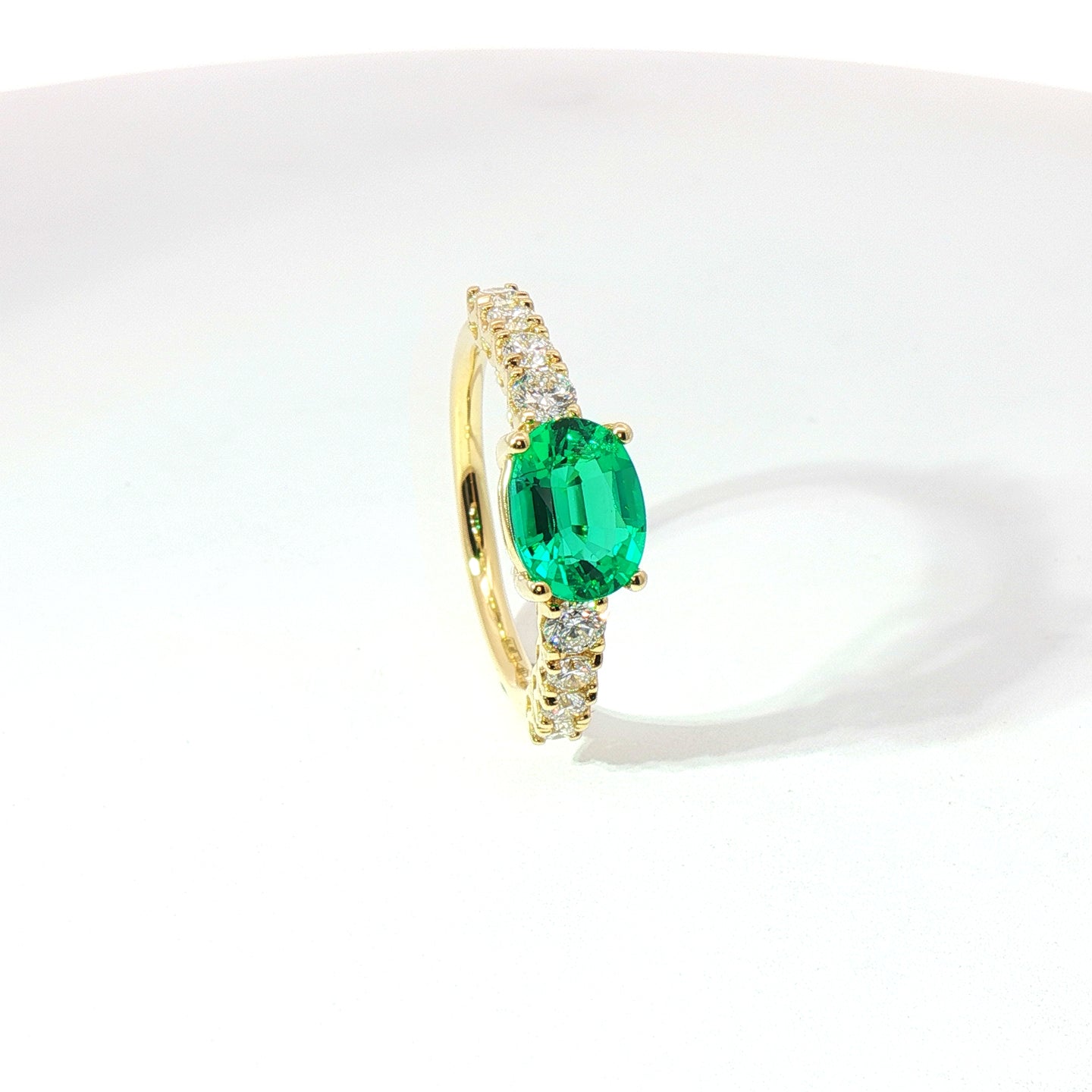 Anello in oro giallo con smeraldo Lab-Grown taglio ovale e diamanti Lab-Grown taglio brillante.