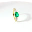 Anello in oro giallo con smeraldo Lab-Grown taglio ovale e diamanti Lab-Grown taglio brillante.