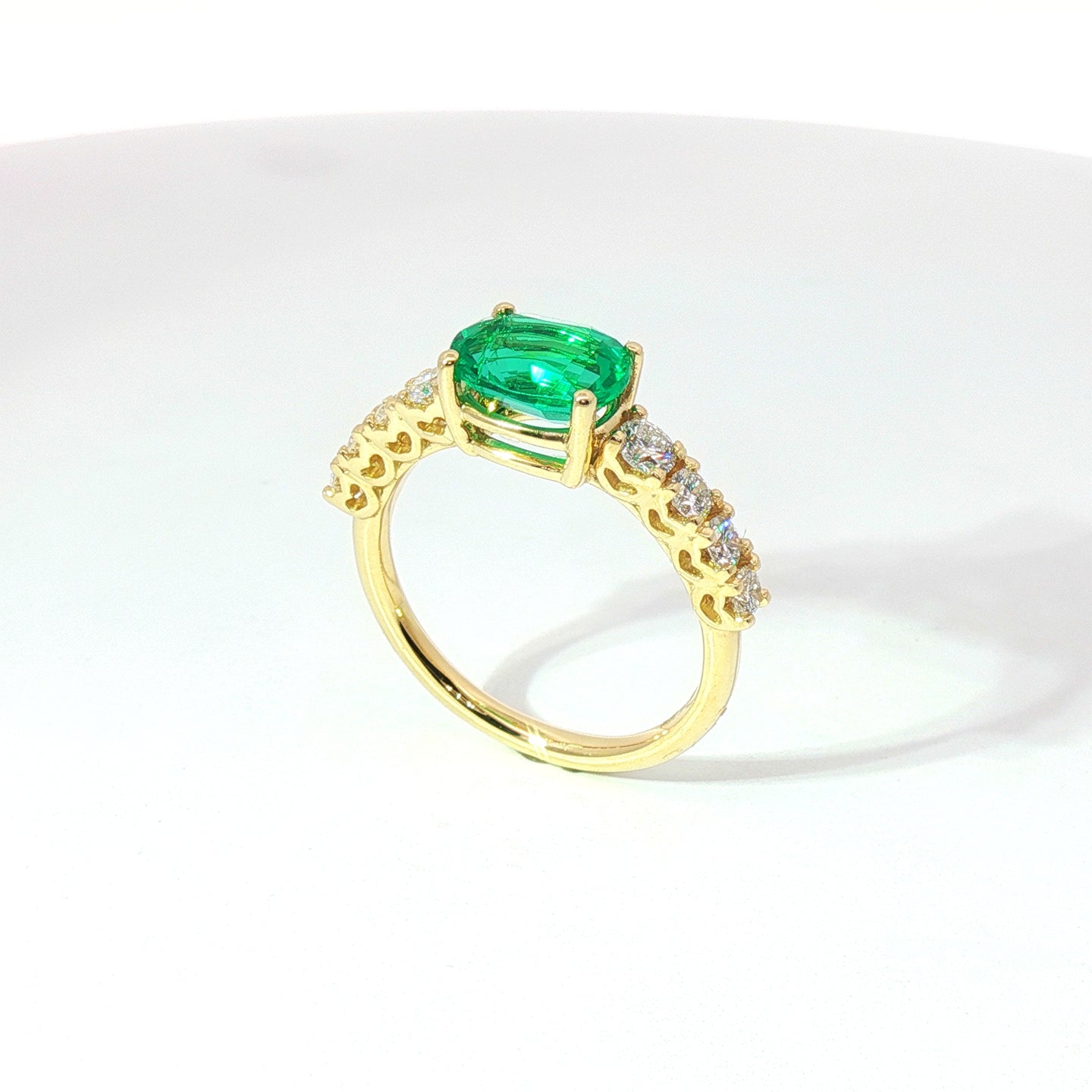 Anello in oro giallo con smeraldo Lab-Grown taglio ovale e diamanti Lab-Grown taglio brillante.