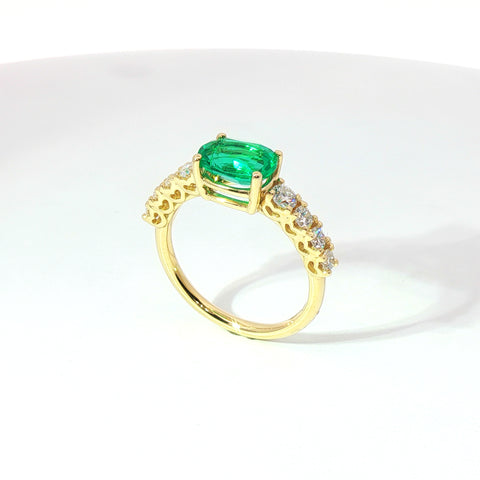 Anello in oro giallo con smeraldo Lab-Grown taglio ovale e diamanti Lab-Grown taglio brillante.