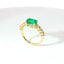 Anello in oro giallo con smeraldo Lab-Grown taglio ovale e diamanti Lab-Grown taglio brillante.