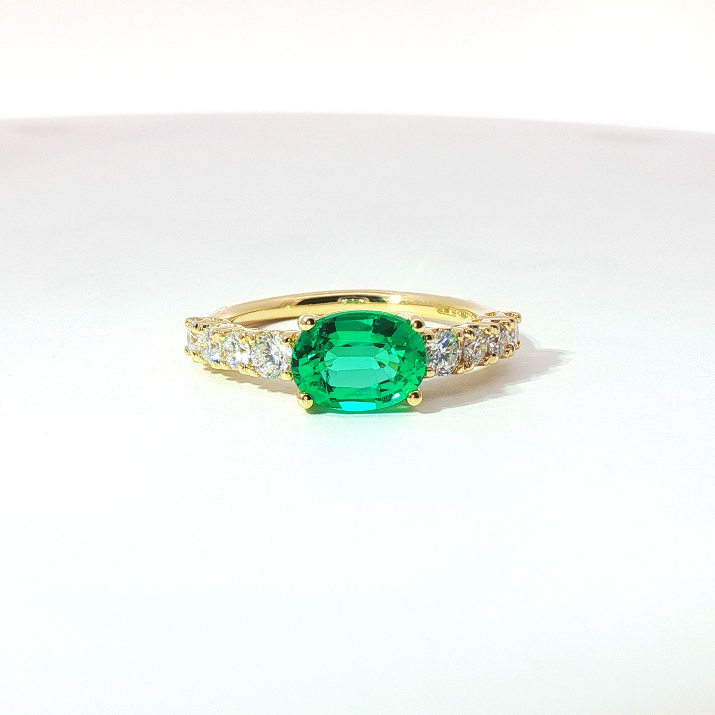 Anello in oro giallo con smeraldo Lab-Grown taglio ovale e diamanti Lab-Grown taglio brillante.