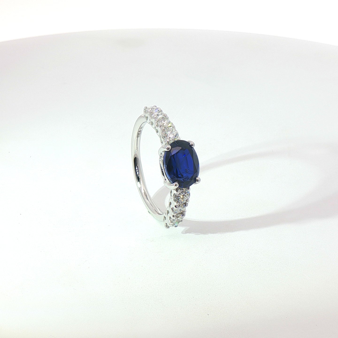 Anello in oro bianco con zaffiro Lab-Grown taglio ovale e diamanti Lab-Grown taglio brillate.