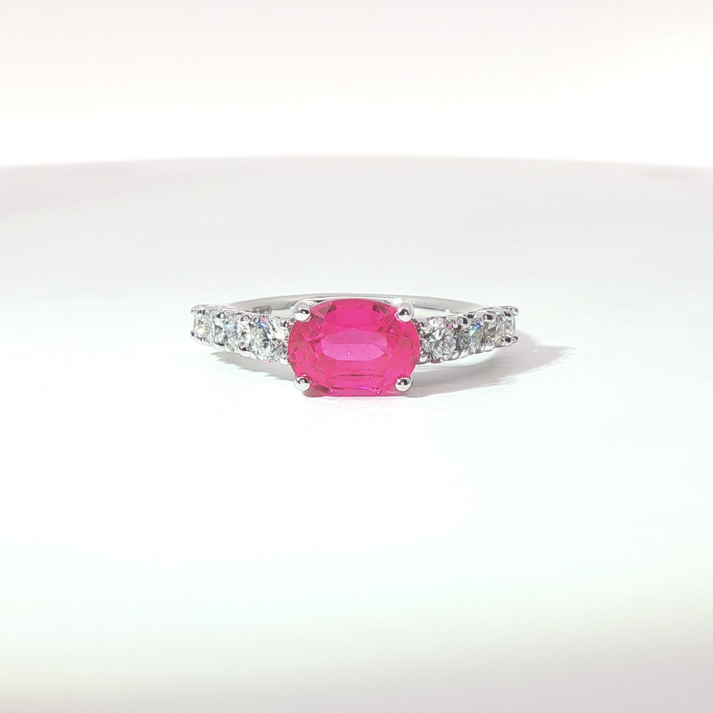 Anello in oro bianco con zaffiro rosa Lab-Grown  taglio ovale e diamanti Lab-Grown taglio brillante.