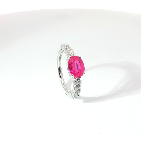 Anello in oro bianco con zaffiro rosa Lab-Grown  taglio ovale e diamanti Lab-Grown taglio brillante.