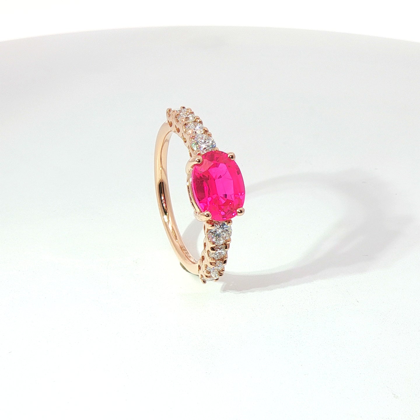 Anello in oro rosa con zaffiro rosa Lab-Grown e diamanti Lab-Grown taglio brillante.