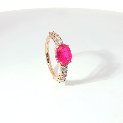 Anello in oro rosa con zaffiro rosa Lab-Grown e diamanti Lab-Grown taglio brillante.