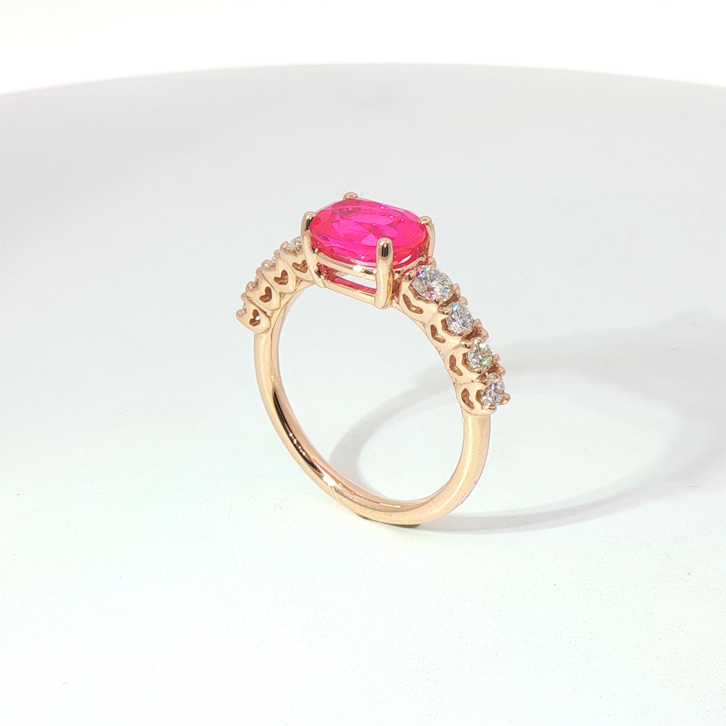 Anello in oro rosa con zaffiro rosa Lab-Grown e diamanti Lab-Grown taglio brillante.
