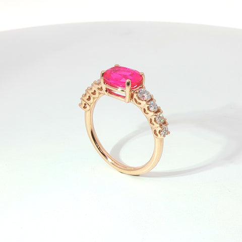 Anello in oro rosa con zaffiro rosa Lab-Grown e diamanti Lab-Grown taglio brillante.