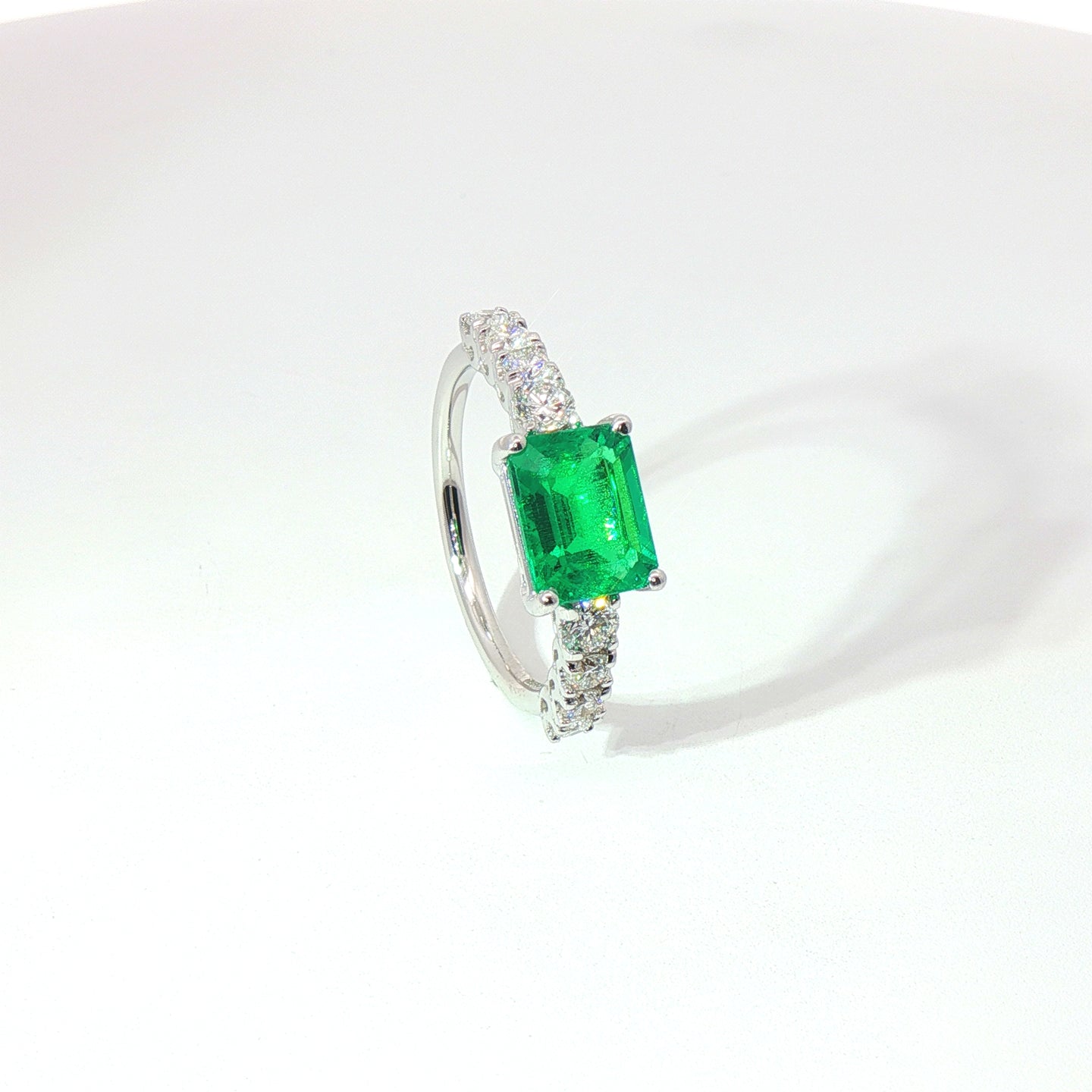 Anello in oro bianco con smeraldo Lab-Grown taglio smeraldo e diamanti Lab-Grown taglio brillante.