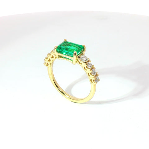 Anello in oro Giallo con smeraldo Lab-Grown taglio smeraldo con diamanti Lab-Grown taglio brillante.