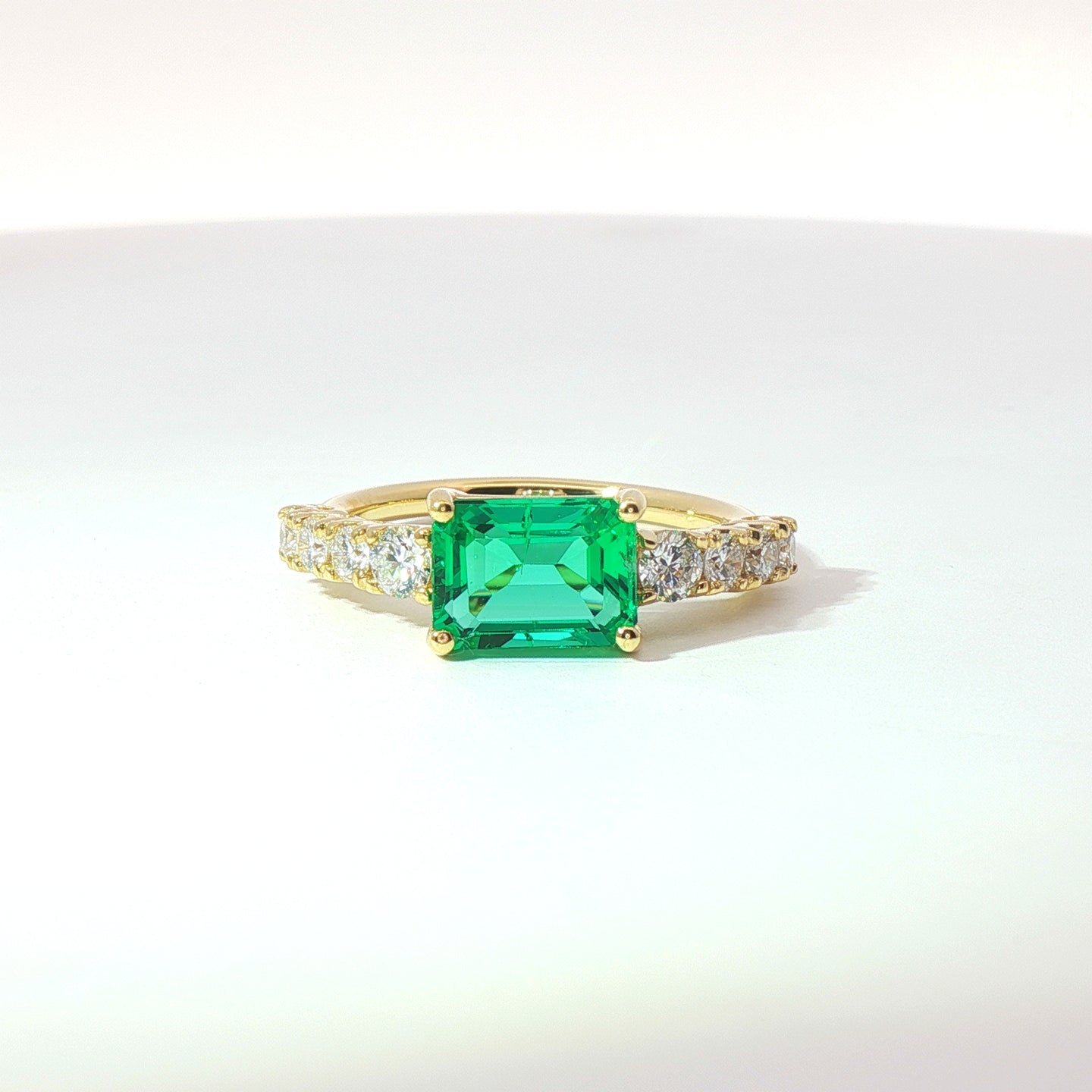 Anello in oro Giallo con smeraldo Lab-Grown taglio smeraldo con diamanti Lab-Grown taglio brillante.