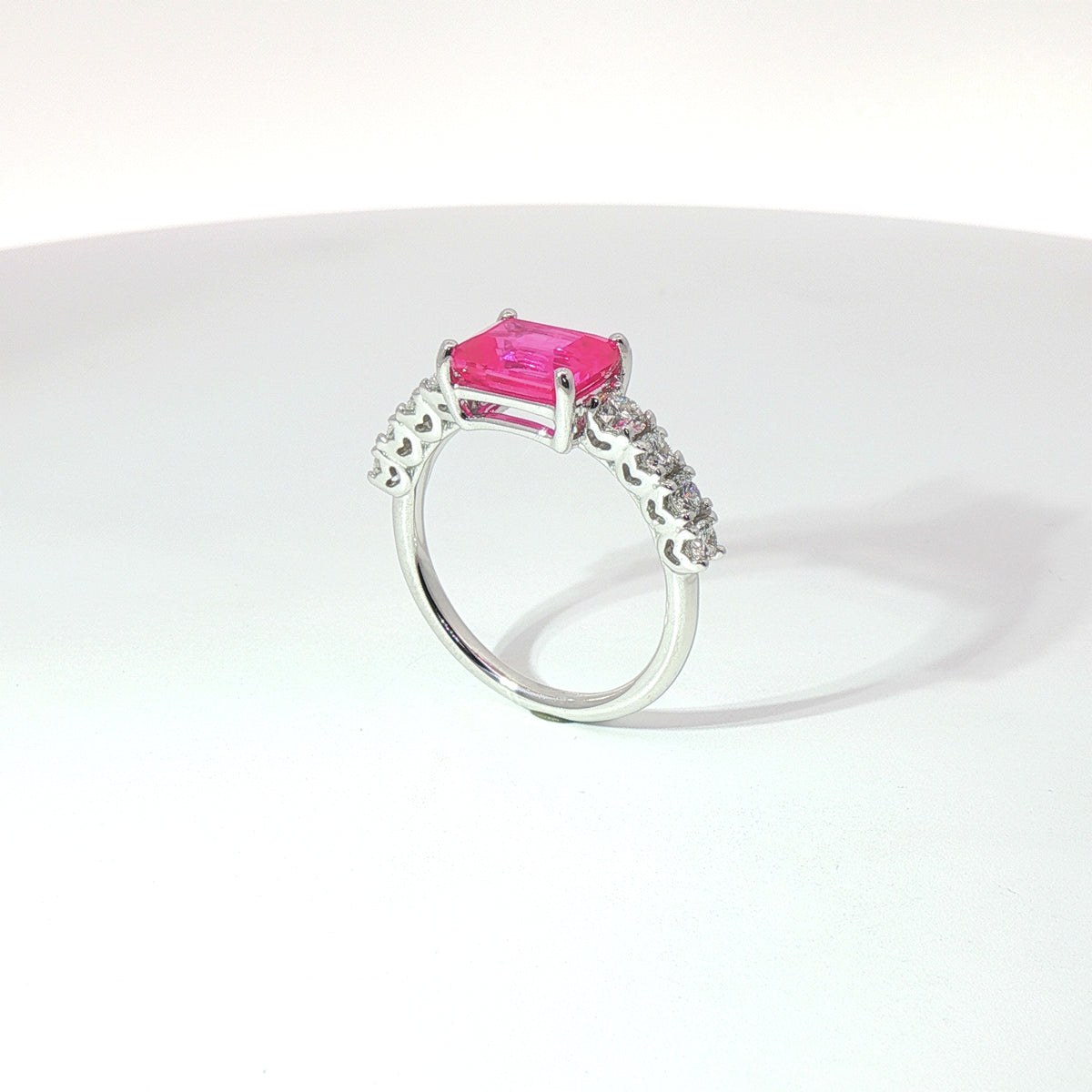 Anello in oro bianco con zaffiro rosa Lab-Grown taglio smeraldo e diamanti Lab-Grown taglio brillante.