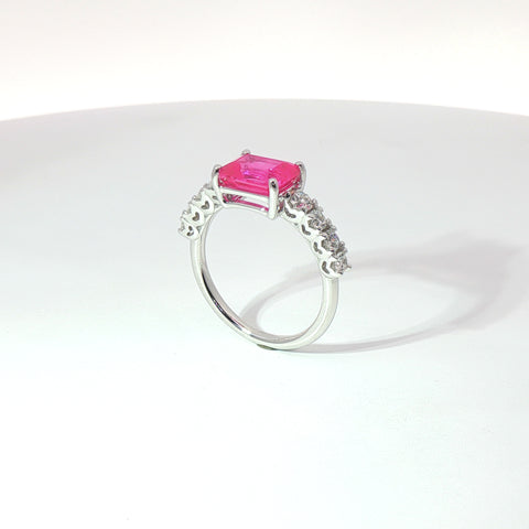 Anello in oro bianco con zaffiro rosa Lab-Grown taglio smeraldo e diamanti Lab-Grown taglio brillante.