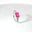 Anello in oro bianco con zaffiro rosa Lab-Grown taglio smeraldo e diamanti Lab-Grown taglio brillante.