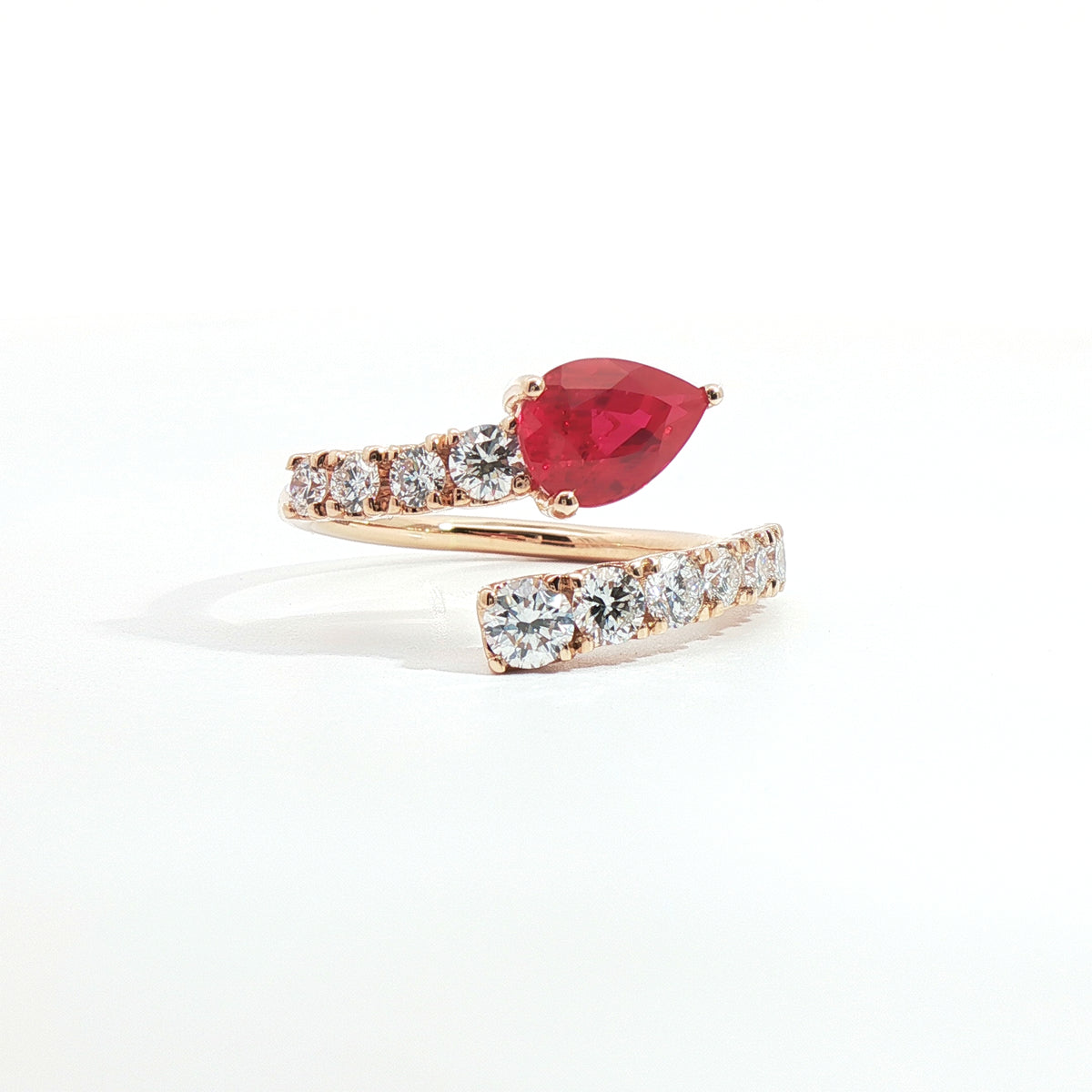 Anello in oro rosa con rubino Lab-Grown taglio goccia e diamanti Lab-Grown taglio brillante.