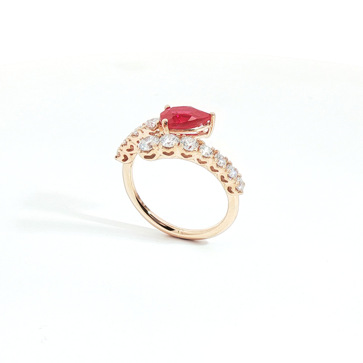 Anello in oro rosa con rubino Lab-Grown taglio goccia e diamanti Lab-Grown taglio brillante.