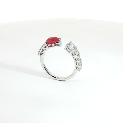 Anello Twin in oro bianco con rubino Lab-Grown taglio goccia e diamanti Lab-Grown taglio brillante.