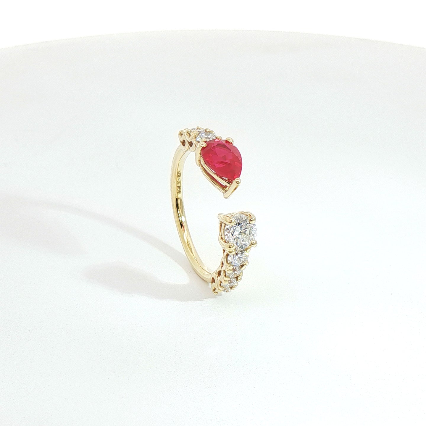 Anello Twin in oro giallo con rubino Lab-Grown taglio goccia e diamanti Lab-Grown taglio brillante.