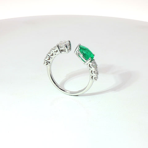 Anello in oro bianco con smeraldo Lab-Grown taglio goccia e diamanti Lab-Grown taglio brillante.