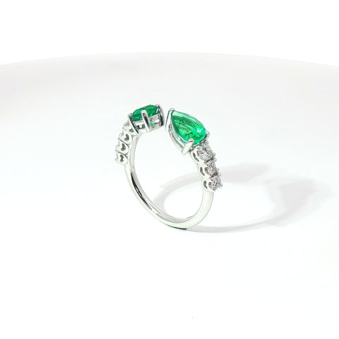 Anello in oro bianco con smeraldi Lab-Grown taglio goccia e ovale, con diamanti Lab-Grown taglio brillante.
