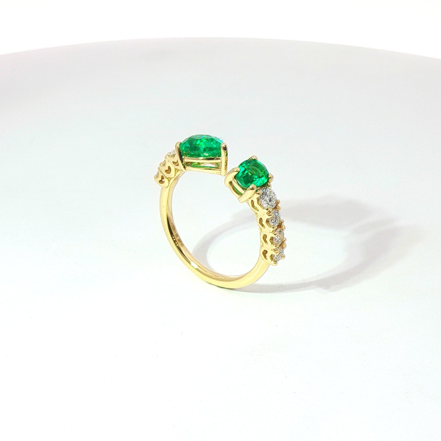 Anello in oro giallo con smeraldi Lab-Grown taglio goccia e ovale con diamanti Lab-Grown taglio brillante.