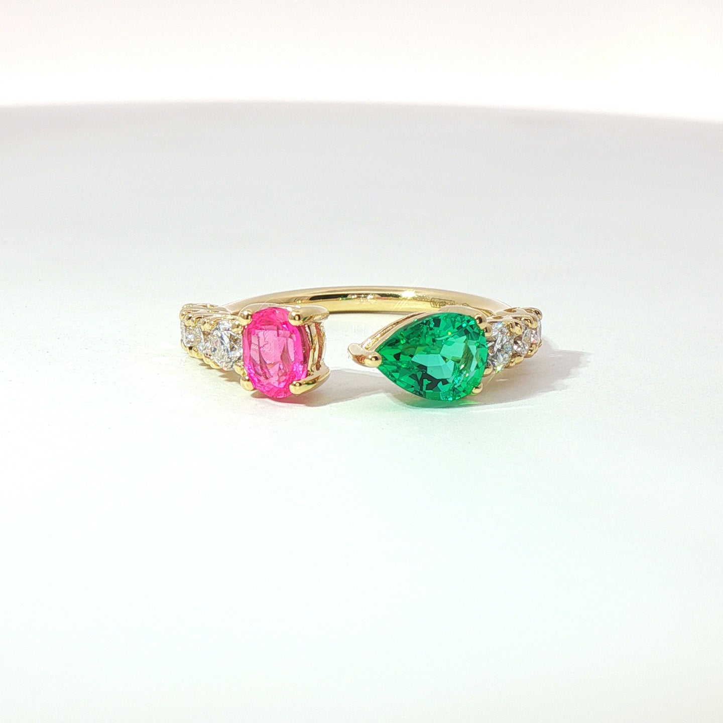 Anello in oro giallo con zaffiro rosa, smeraldo e diamanti Lab-Grown.