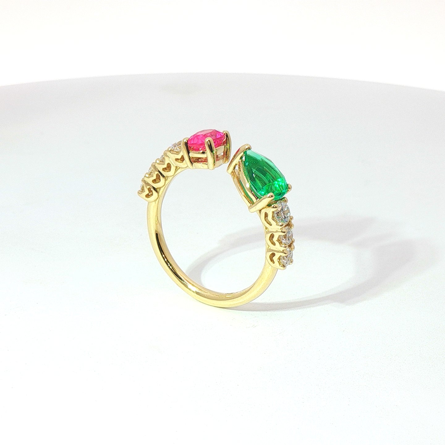 Anello in oro giallo con zaffiro rosa, smeraldo e diamanti Lab-Grown.