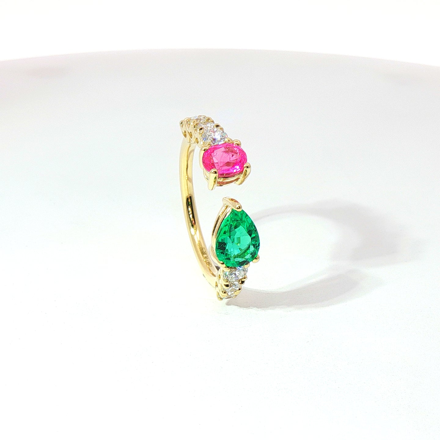 Anello in oro giallo con zaffiro rosa, smeraldo e diamanti Lab-Grown.