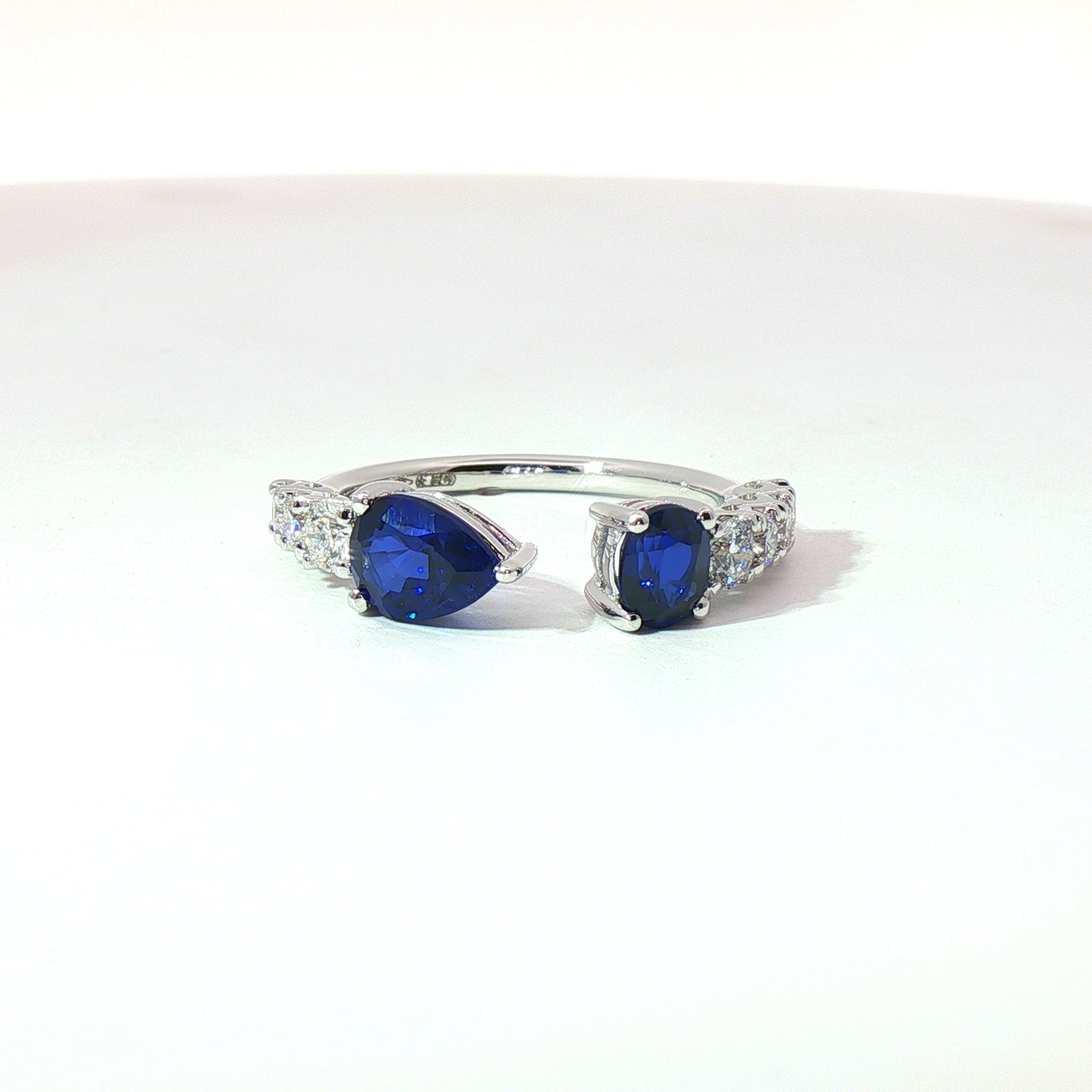 Anello in oro bianco con zaffiri Lab-Grown taglio goccia e ovale con diamanti Lab-Grown taglio brillante.