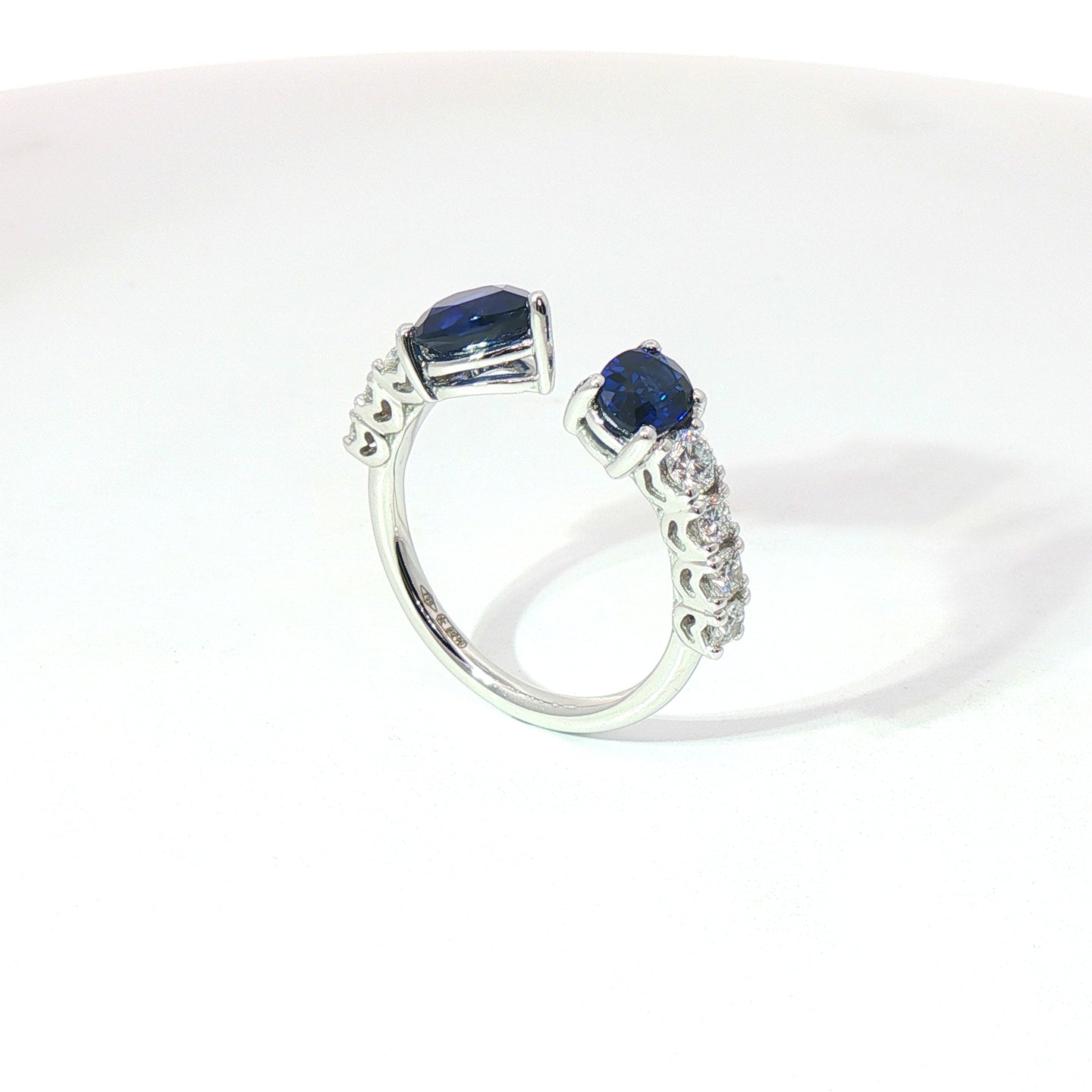 Anello in oro bianco con zaffiri Lab-Grown taglio goccia e ovale con diamanti Lab-Grown taglio brillante.