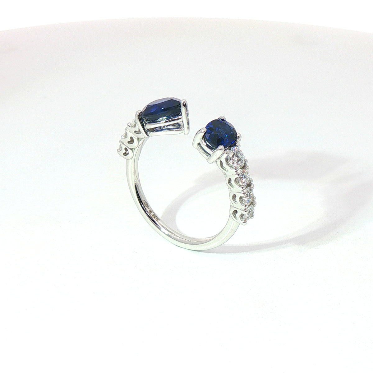 Anello in oro bianco con zaffiri Lab-Grown taglio goccia e ovale con diamanti Lab-Grown taglio brillante.