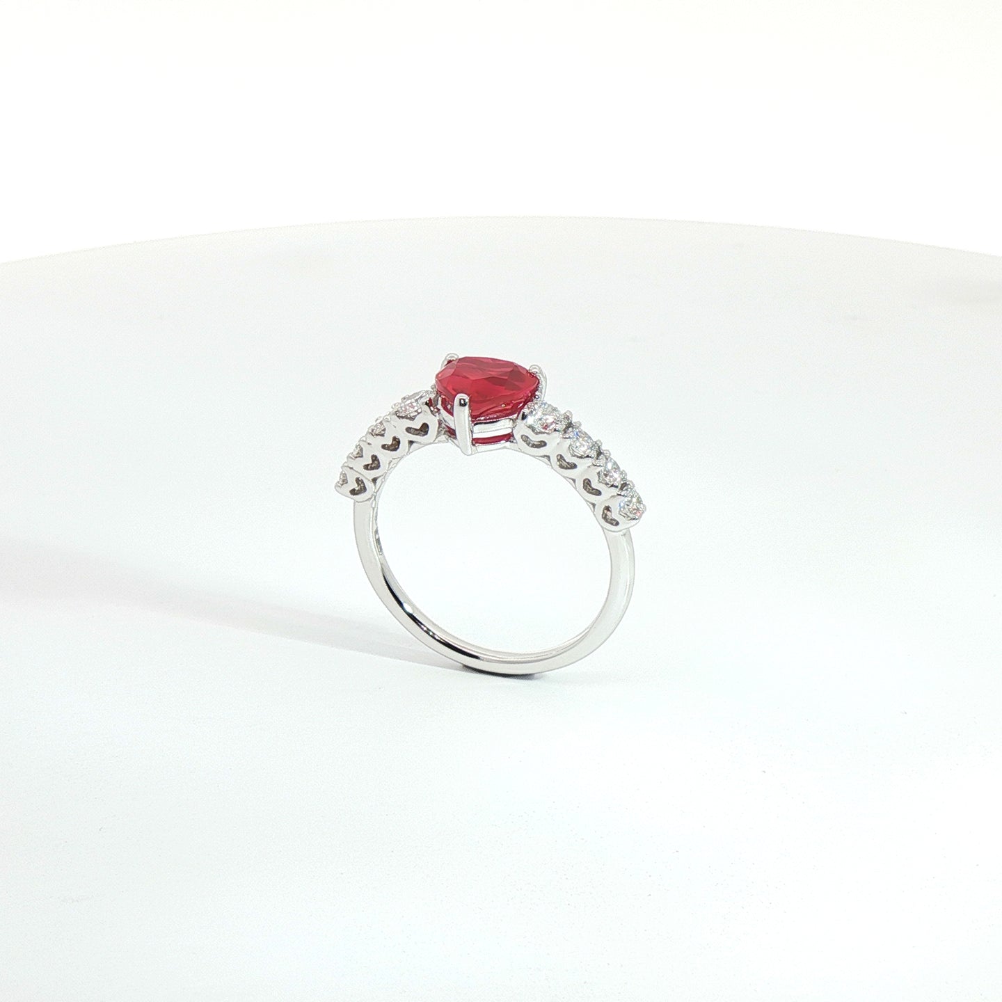 Anello in oro bianco con rubino Lab-Grown taglio cuore e diamanti Lab-Grown taglio brillante.