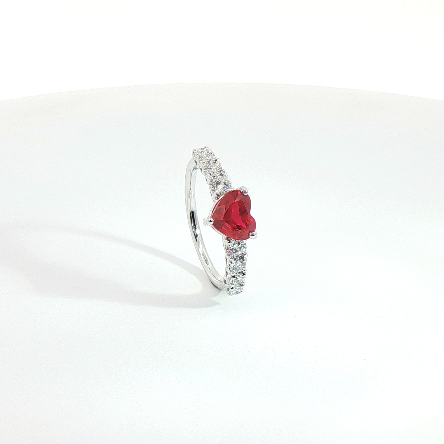 Anello in oro bianco con rubino Lab-Grown taglio cuore e diamanti Lab-Grown taglio brillante.