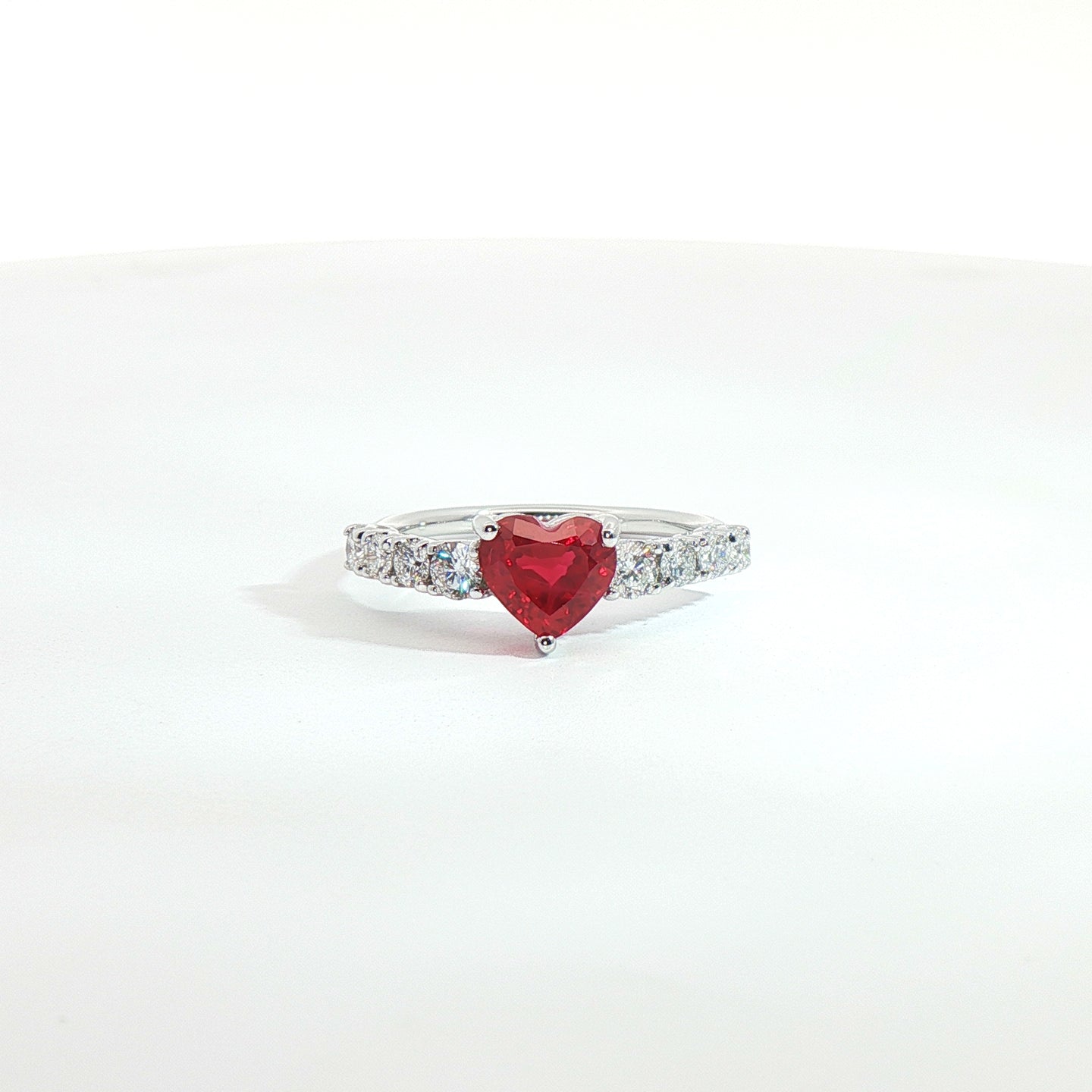 Anello in oro bianco con rubino Lab-Grown taglio cuore e diamanti Lab-Grown taglio brillante.