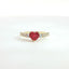 Anello in oro giallo con rubino lab-Grown taglio cuore e diamanti Lab-grown taglio brilllante.