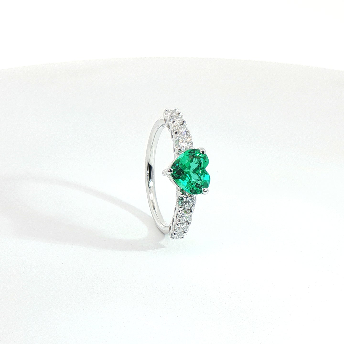 Anello in oro bianco con smeraldo Lab-Grown taglio cuore e diamanti Lab-Grown taglio brillante.