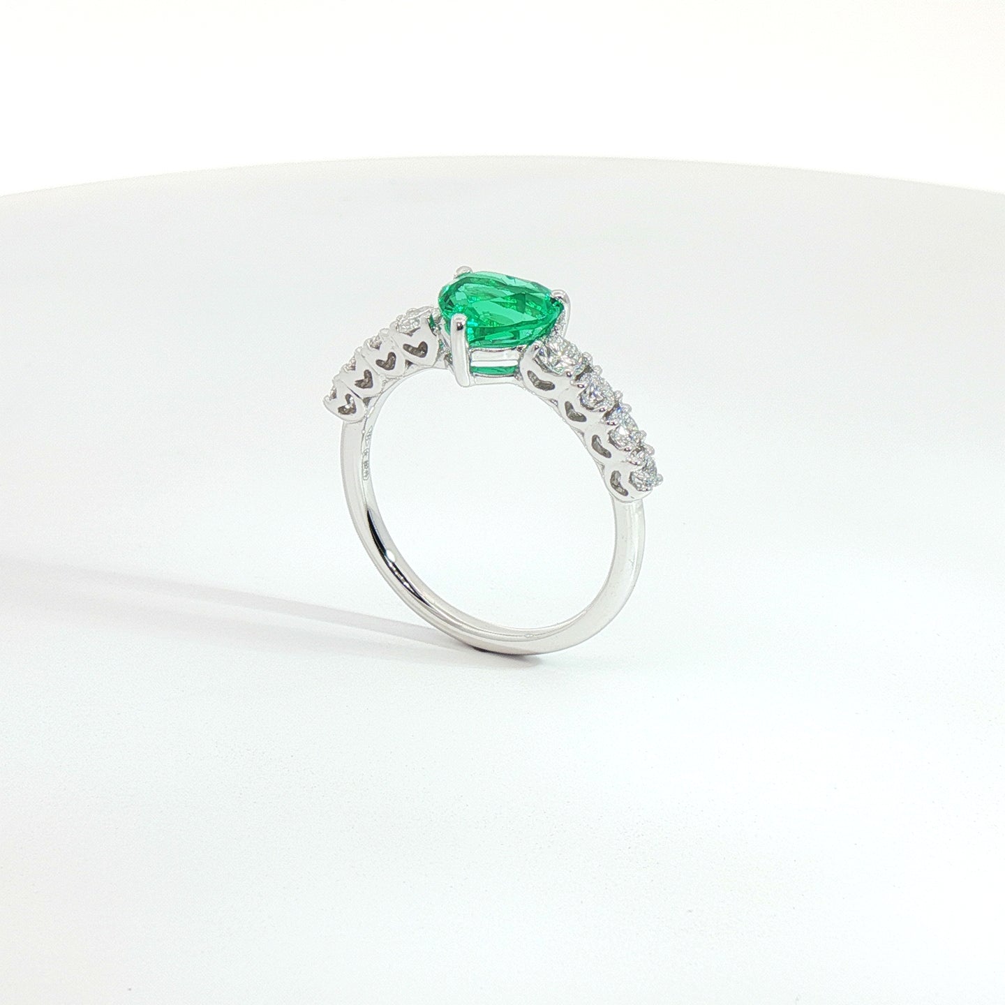 Anello in oro bianco con smeraldo Lab-Grown taglio cuore e diamanti Lab-Grown taglio brillante.