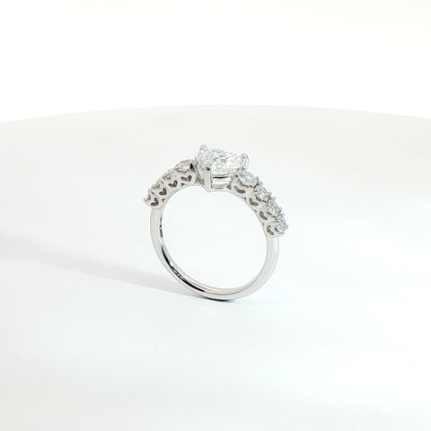 Anello in oro bianco con diamanti Lab-Grown taglio cuore e brillante, 1,53 carati.