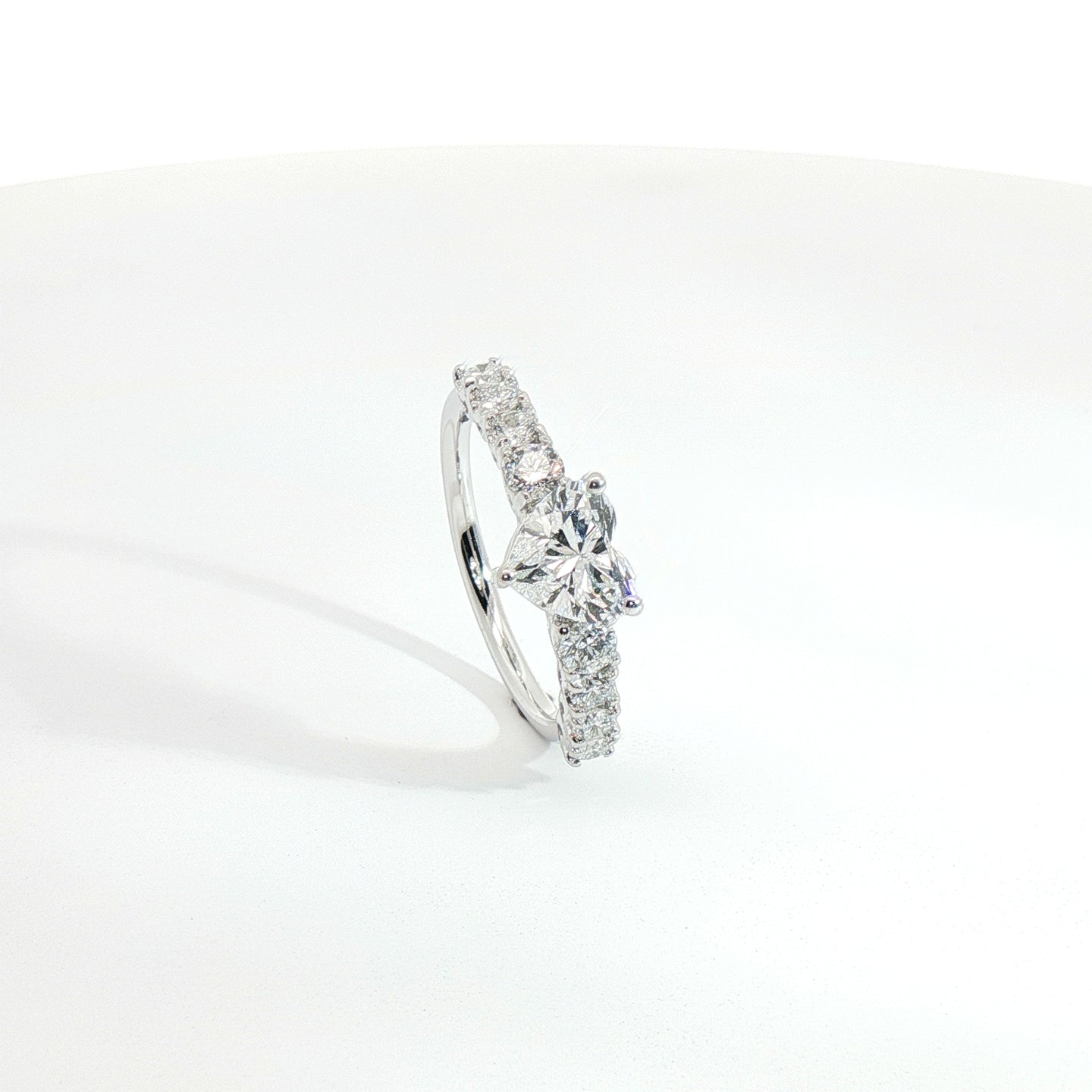 Anello in oro bianco con diamanti Lab-Grown taglio cuore e brillante, 1,53 carati.