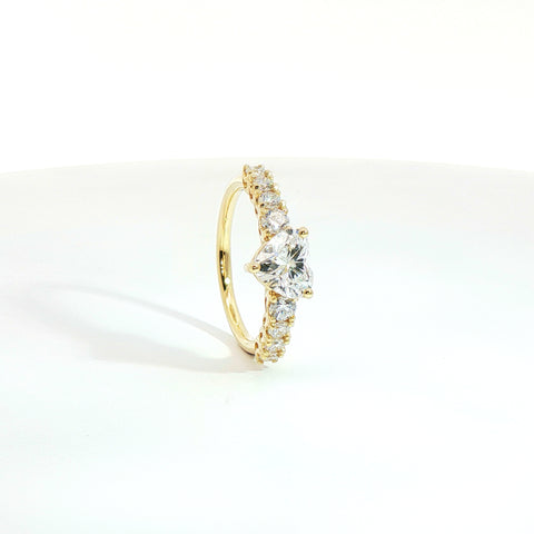 Anello in oro giallo con diamanti Lab-grown taglio brillante, 1,57 carati.