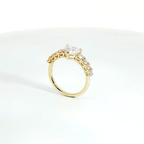 Anello in oro giallo con diamanti Lab-grown taglio brillante, 1,57 carati.