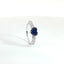 Anello in oro bianco con zaffiro Lab-Grown taglio cuore e diamanti Lab-Grown taglio brillante.