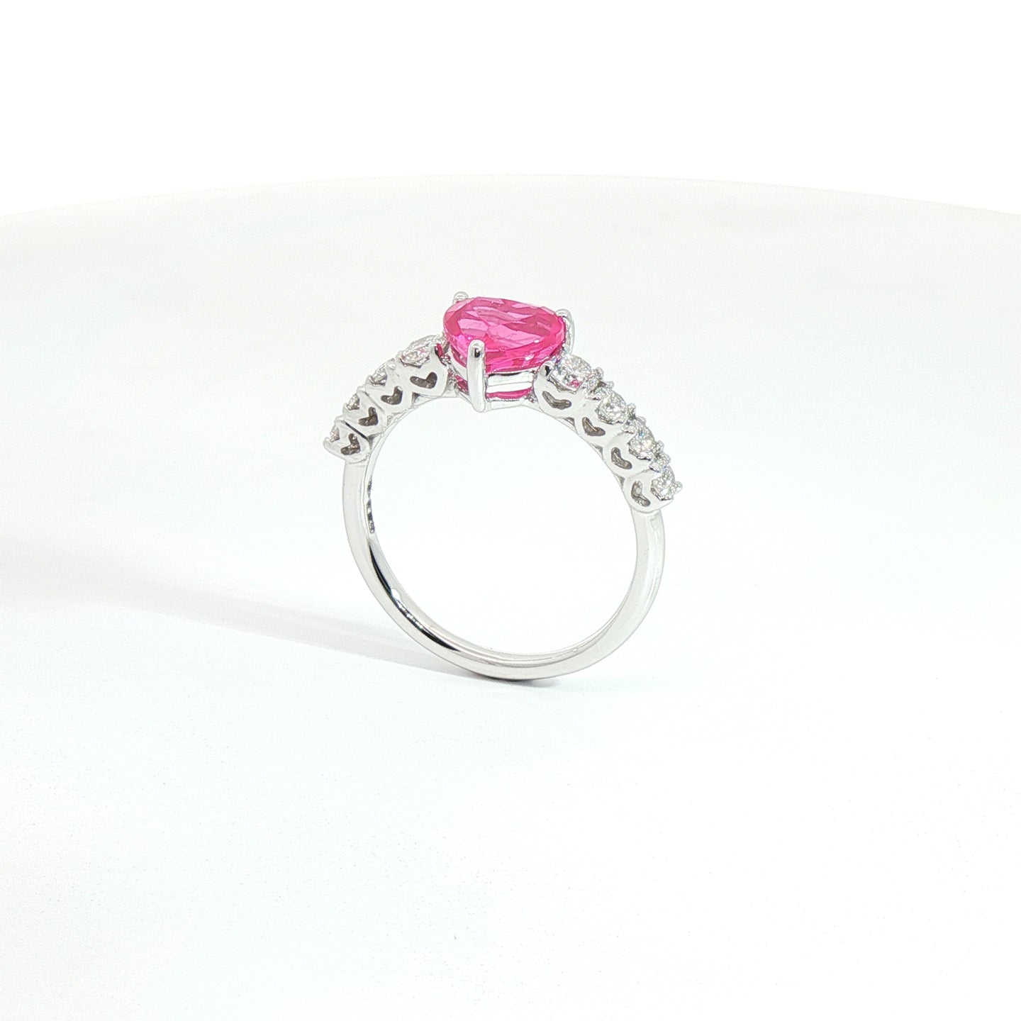 Anello in oro bianco con zaffiro rosa Lab-Grown taglio cuore e diamanti Lab-Grown taglio brillante.