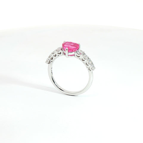 Anello in oro bianco con zaffiro rosa Lab-Grown taglio cuore e diamanti Lab-Grown taglio brillante.