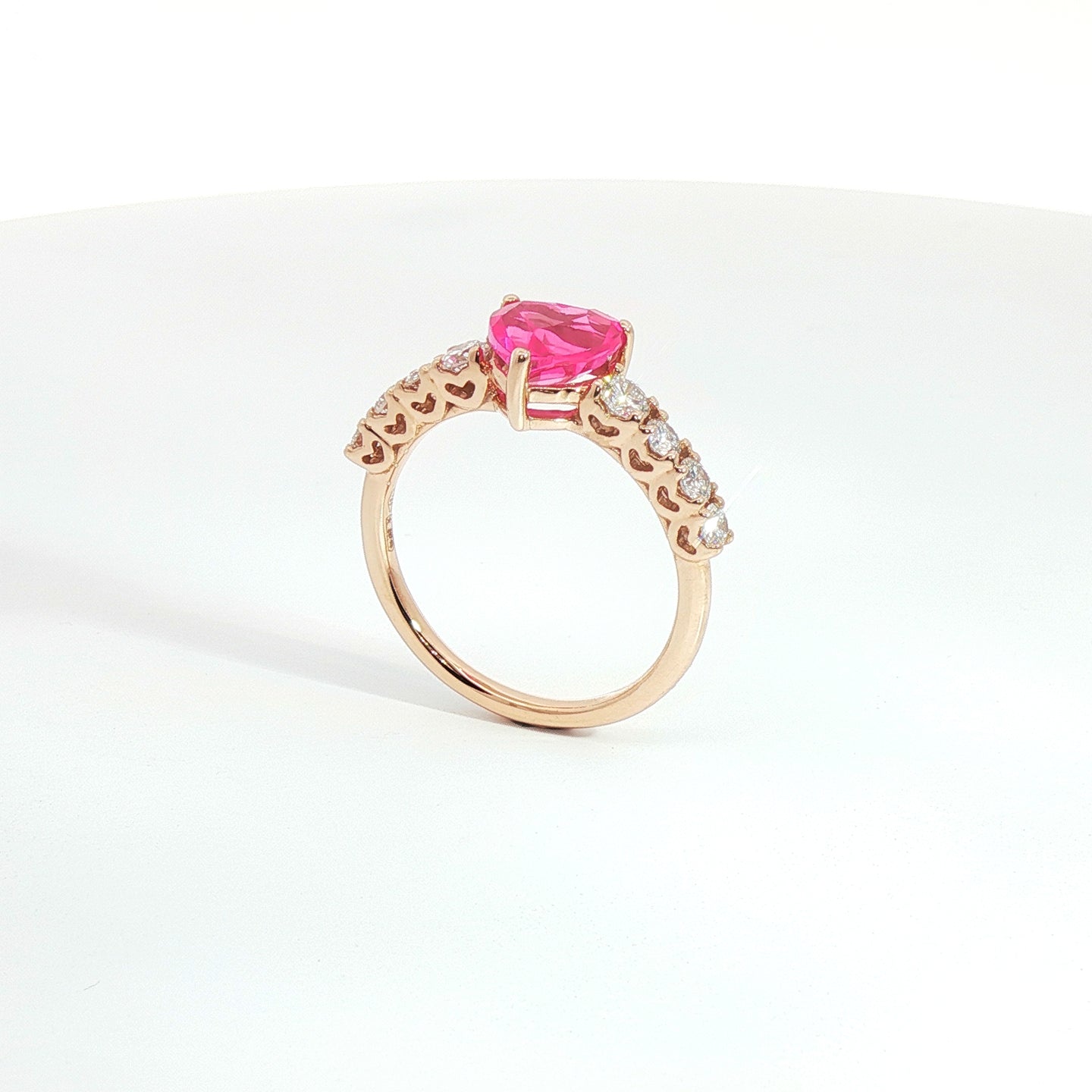 Anello in oro rosa con zaffiro rosa Lab-Grown taglio cuore e diamanti Lab-grown taglio brillante.