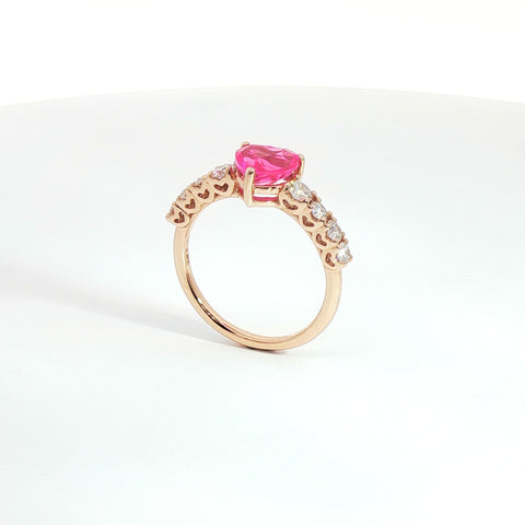 Anello in oro rosa con zaffiro rosa Lab-Grown taglio cuore e diamanti Lab-grown taglio brillante.