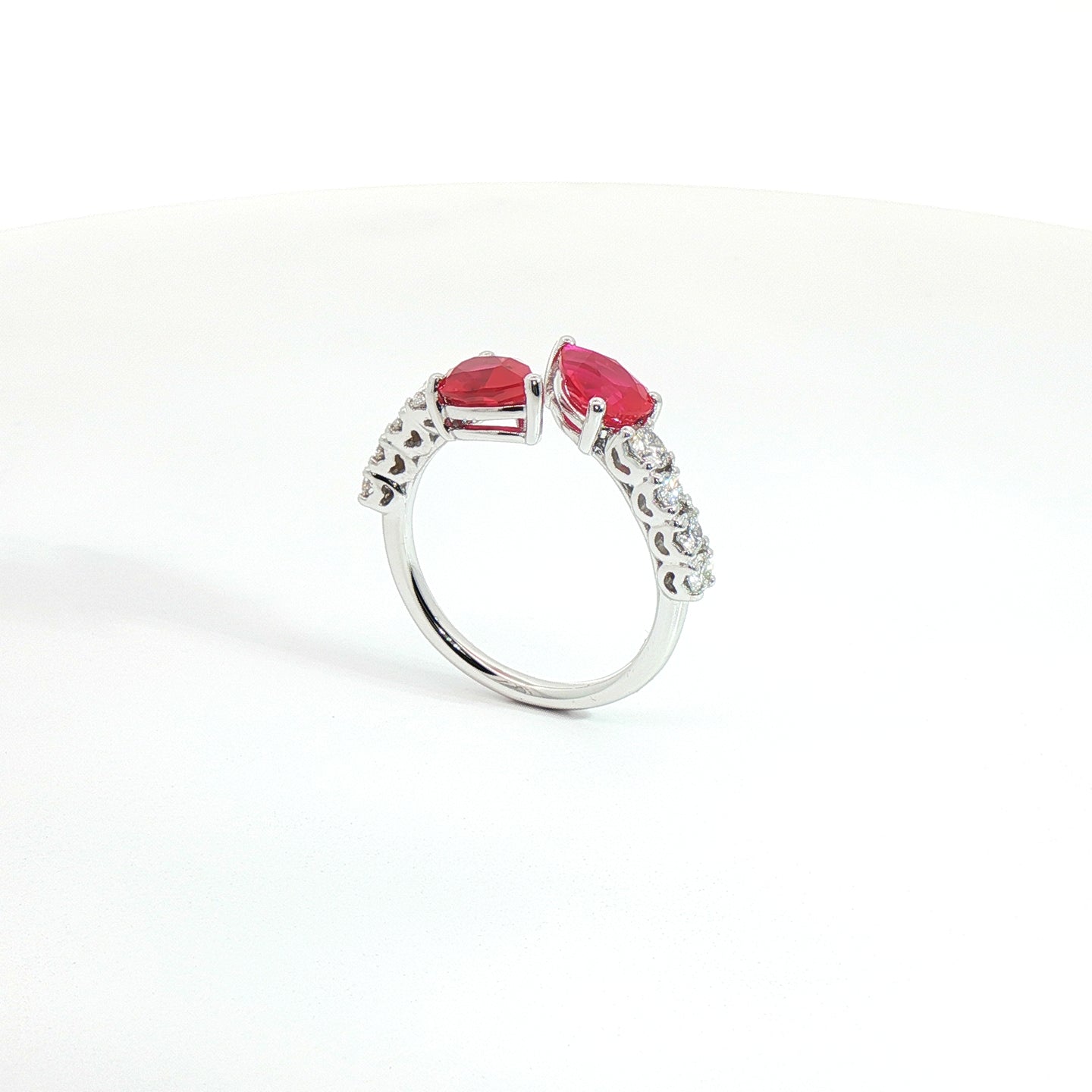 Anello Twin in oro bianco con rubini Lab-Grown taglio goccia e diamanti Lab-Grown taglio brillante.