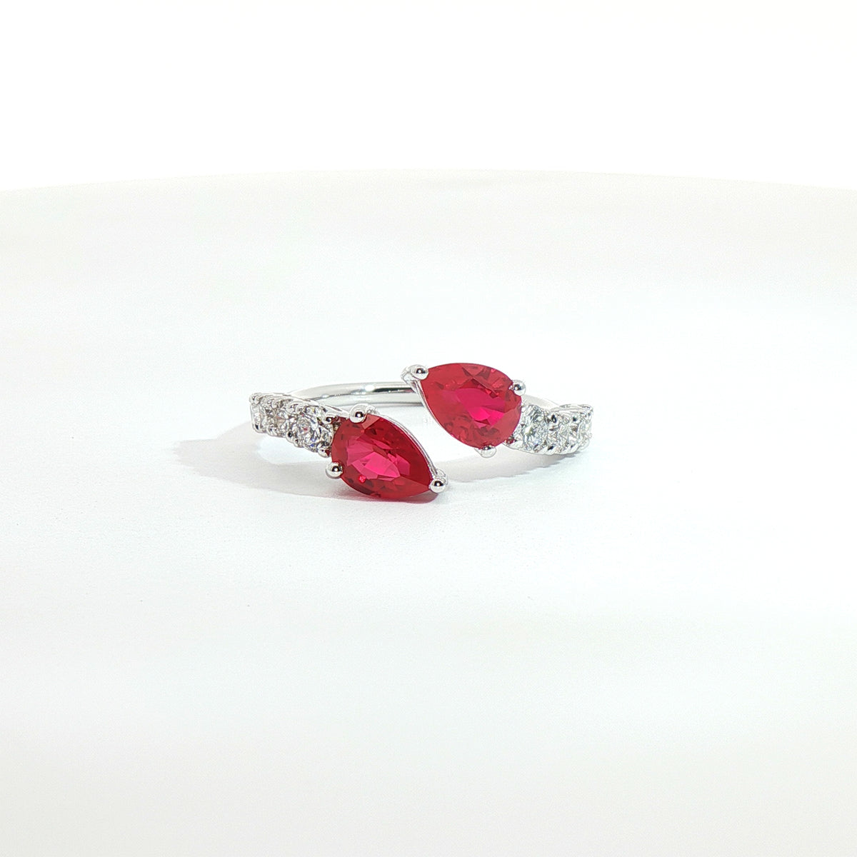 Anello Twin in oro bianco con rubini Lab-Grown taglio goccia e diamanti Lab-Grown taglio brillante.